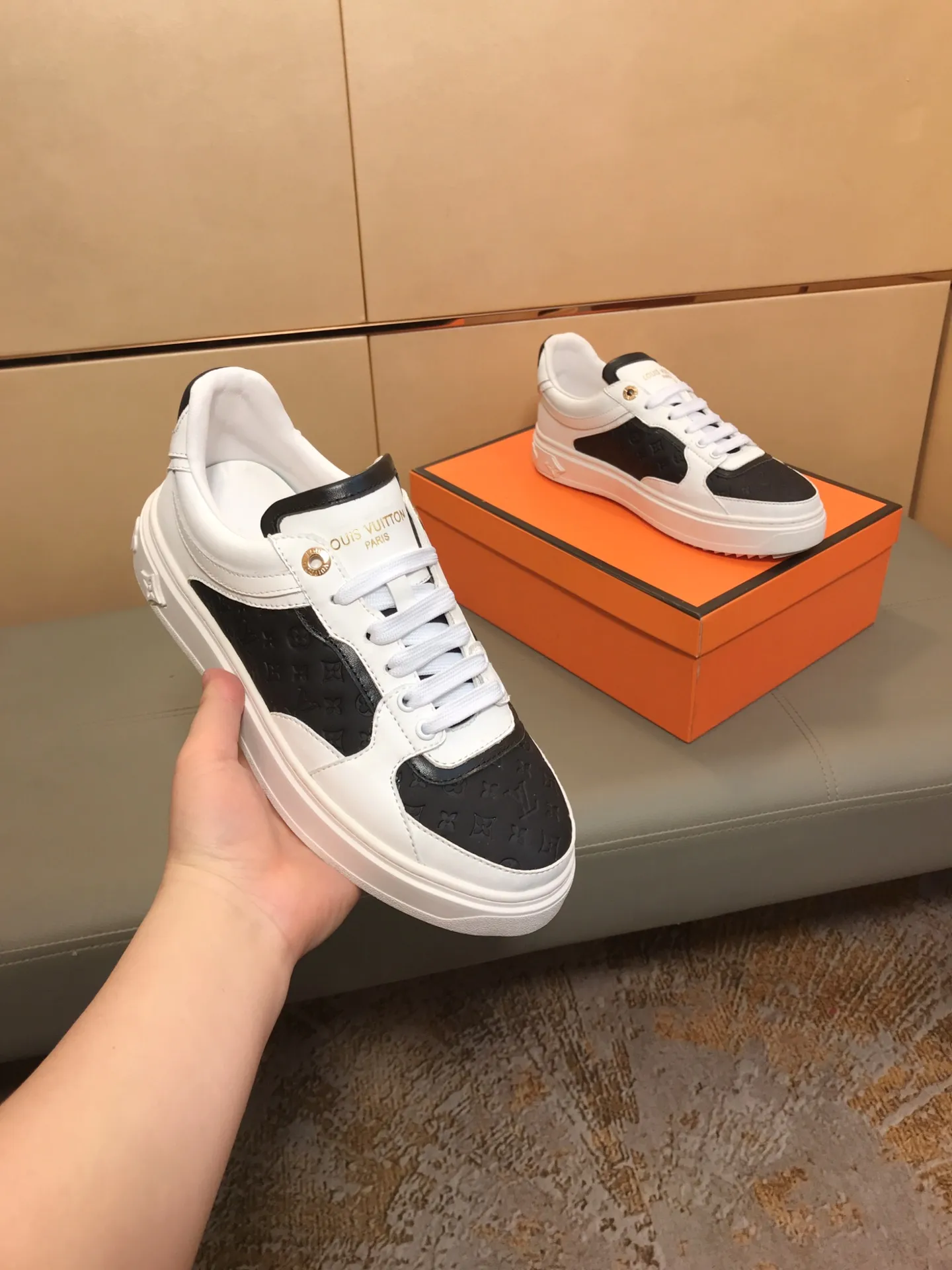 Ex-factory price 400 🔥🔥 New model on the market [LV Louis Vuitton] The latest high-quality men's casual shoes, European and American trends 🔰 Perfectly blend noble quality and fashionable texture 💋💋 The upper is made of imported cowhide + brand embossing, sheepskin lining, the overall fashion personality is set off to set off your uniqueness! Classic style, cool and stylish trendy male image🌹 38-44👣
